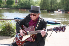 Alleinunterhalter mit Gitarre am Fluss