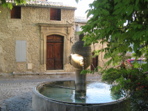 Alter Ort mit Brunnen