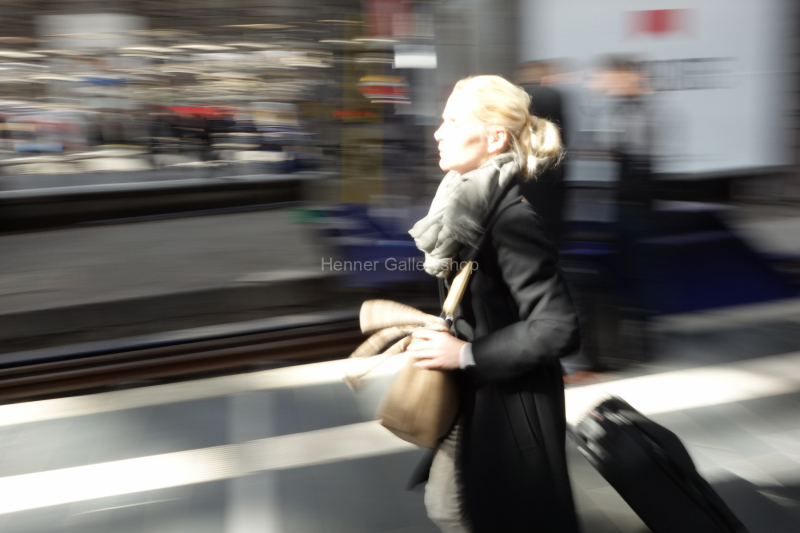 Frau läuft am Bahnsteig