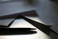 Schreibgerät und Blätter Nahaufnahme