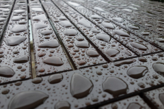 Holzbank mit Wassertropfen