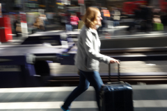 Frau läuft am Bahnsteig