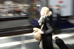 Frau läuft am Bahnsteig