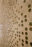 Wand mit Lochmuster
