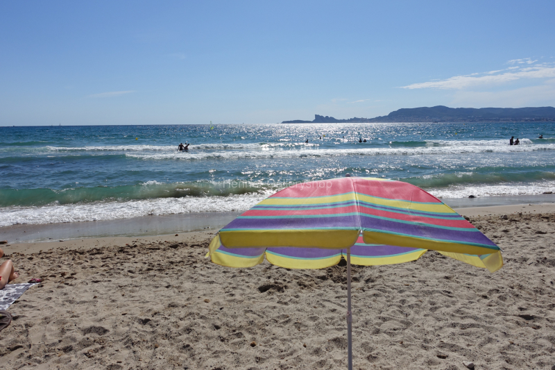 Strand mit Sonnenschirm