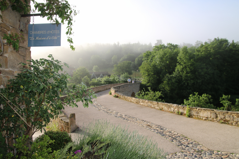 Landstrasse zum Teil im Nebel