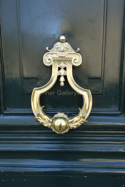 Türklopfer1, golden, antik, dunkelgrüne Tür