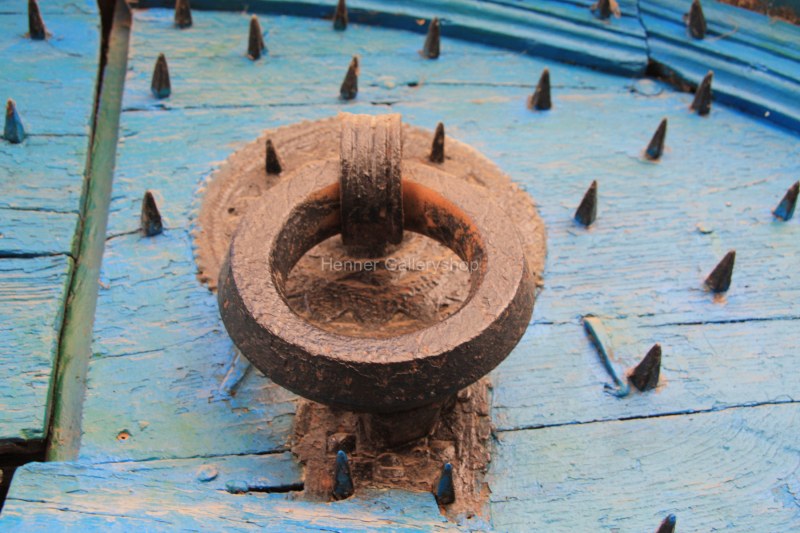 Ring und Spitze Stife auf blauer Tür
