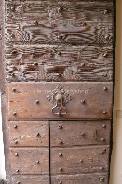 Unbehandelte Holztür mit Klopfer, antik