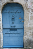 Blaue Tür in Natursteineingang, antik