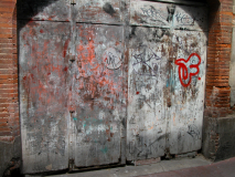 Altes Metalltor mit Grafitti