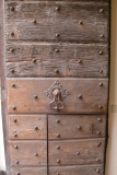 Unbehandelte Holztür mit Klopfer, antik